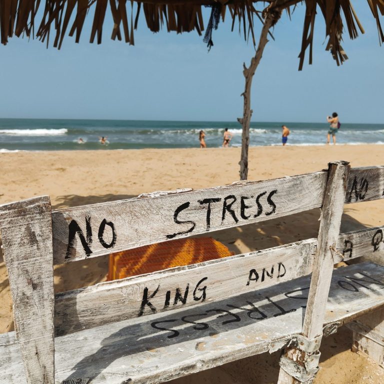 un banco para mirar el agua del mar desde nuestro chiringuito en la playa de Kafountine a cinco minutos del hotel