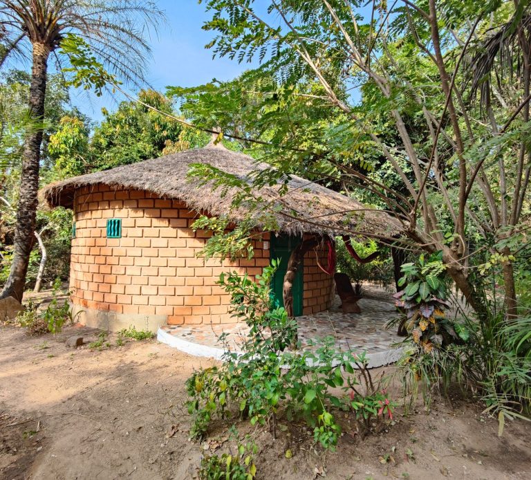 cabaña de construcción tipica senegalesa, redonda con tejado de paja y que encontrarás en nuestro campamento