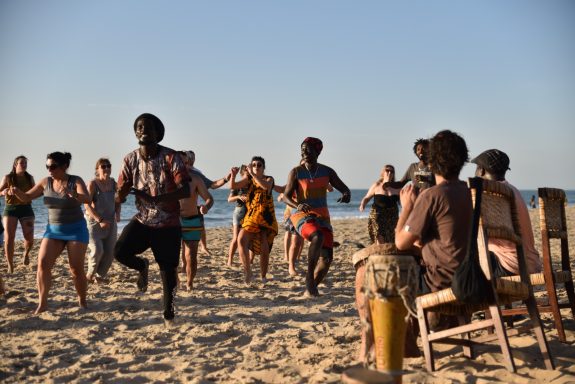 Clase de danza y percusión en la playa